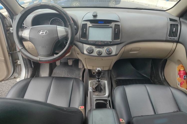 Used Hyundai Celesta 2011 1.6L Manual Luxury Model Center Console