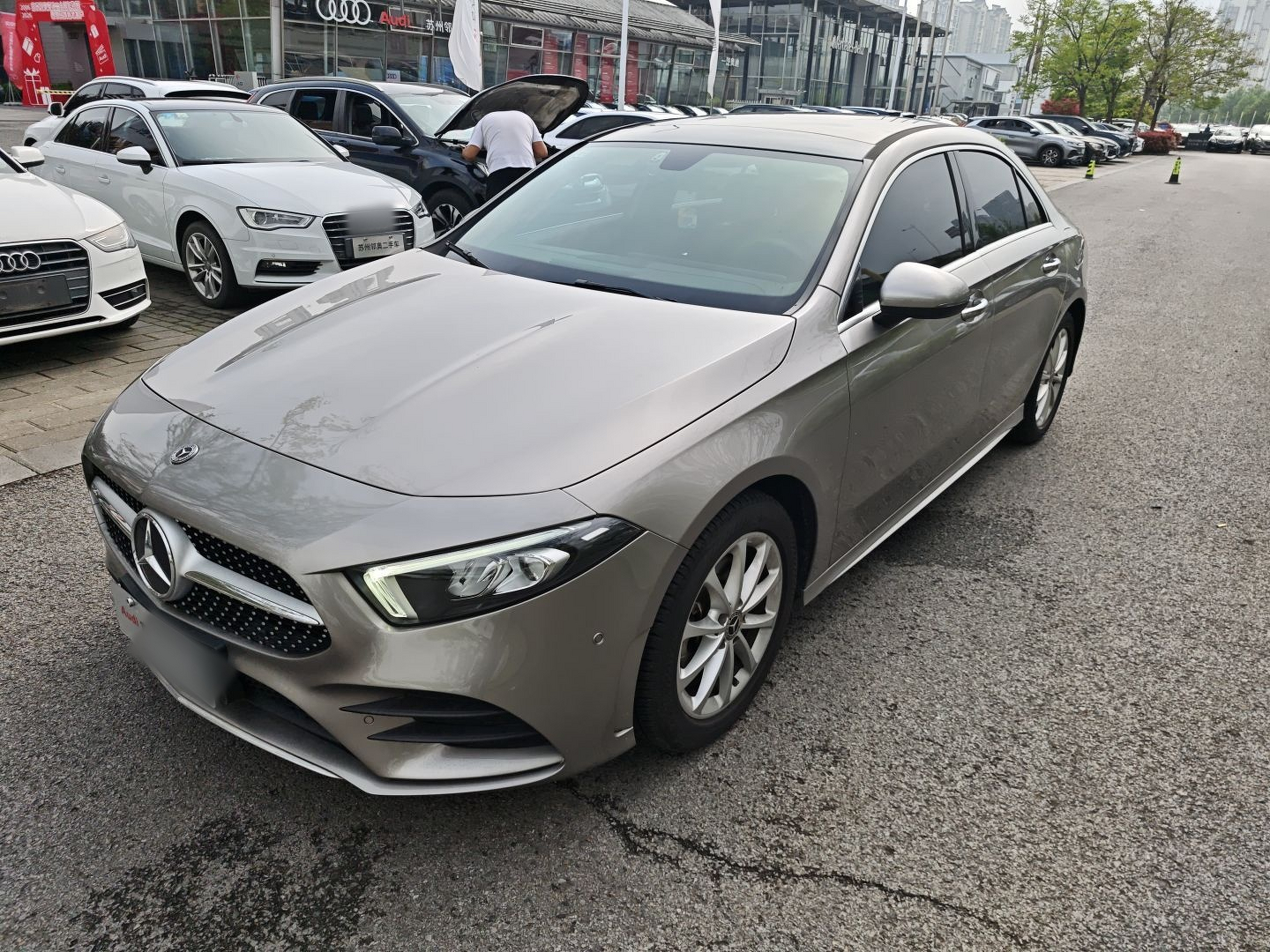 Под передней частью автомобиля
