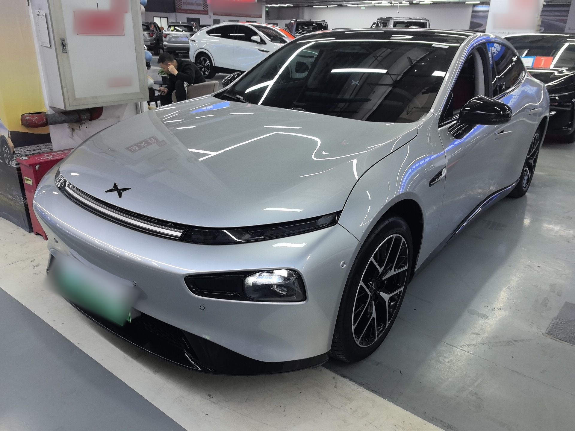 تحت مقدمة السيارة