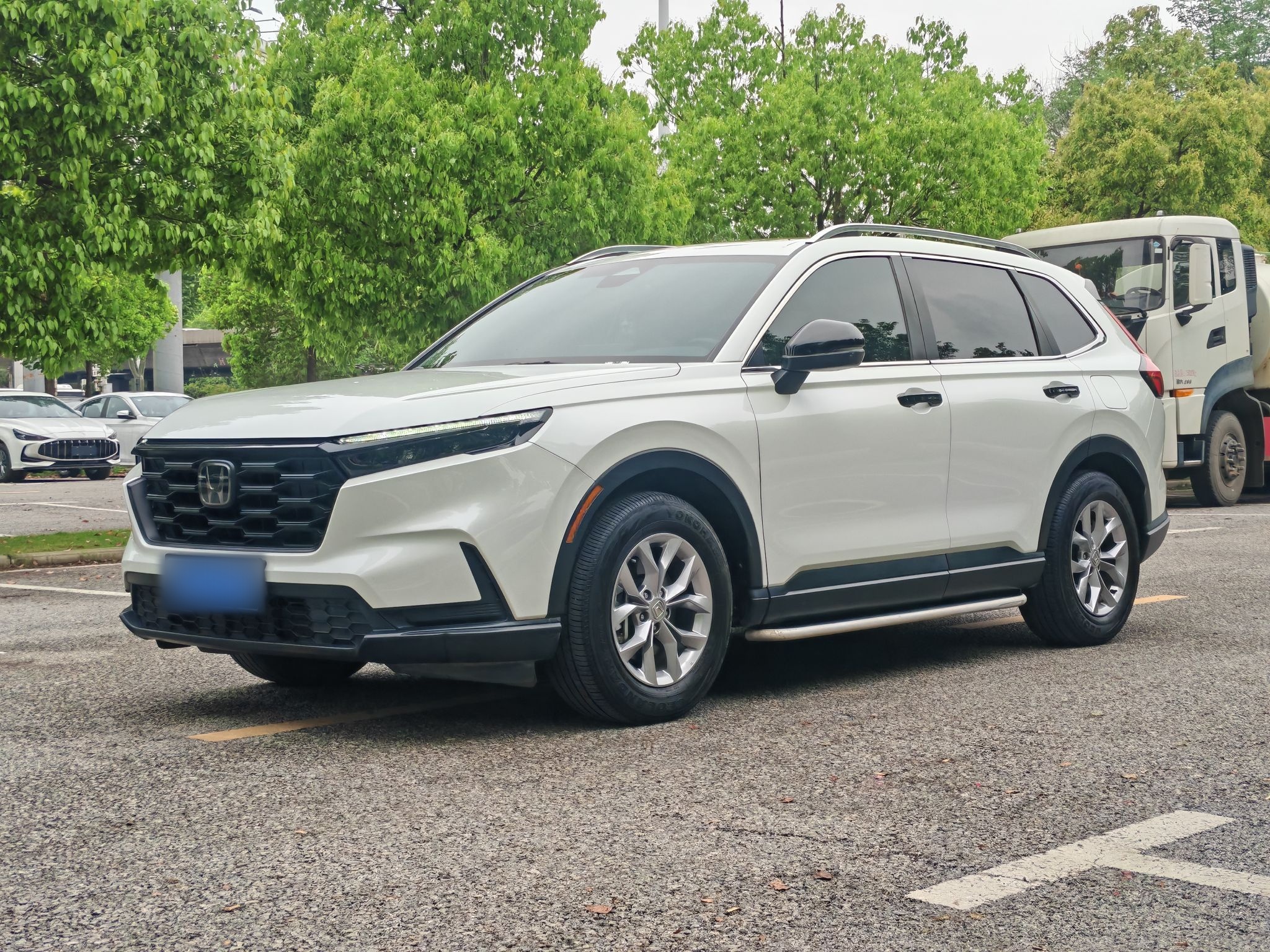 Под передней частью автомобиля