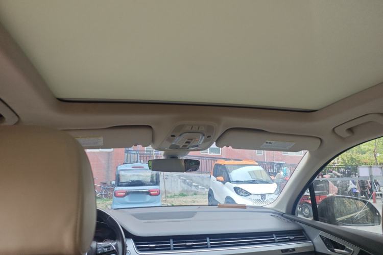 Used Audi Q7  Headliner