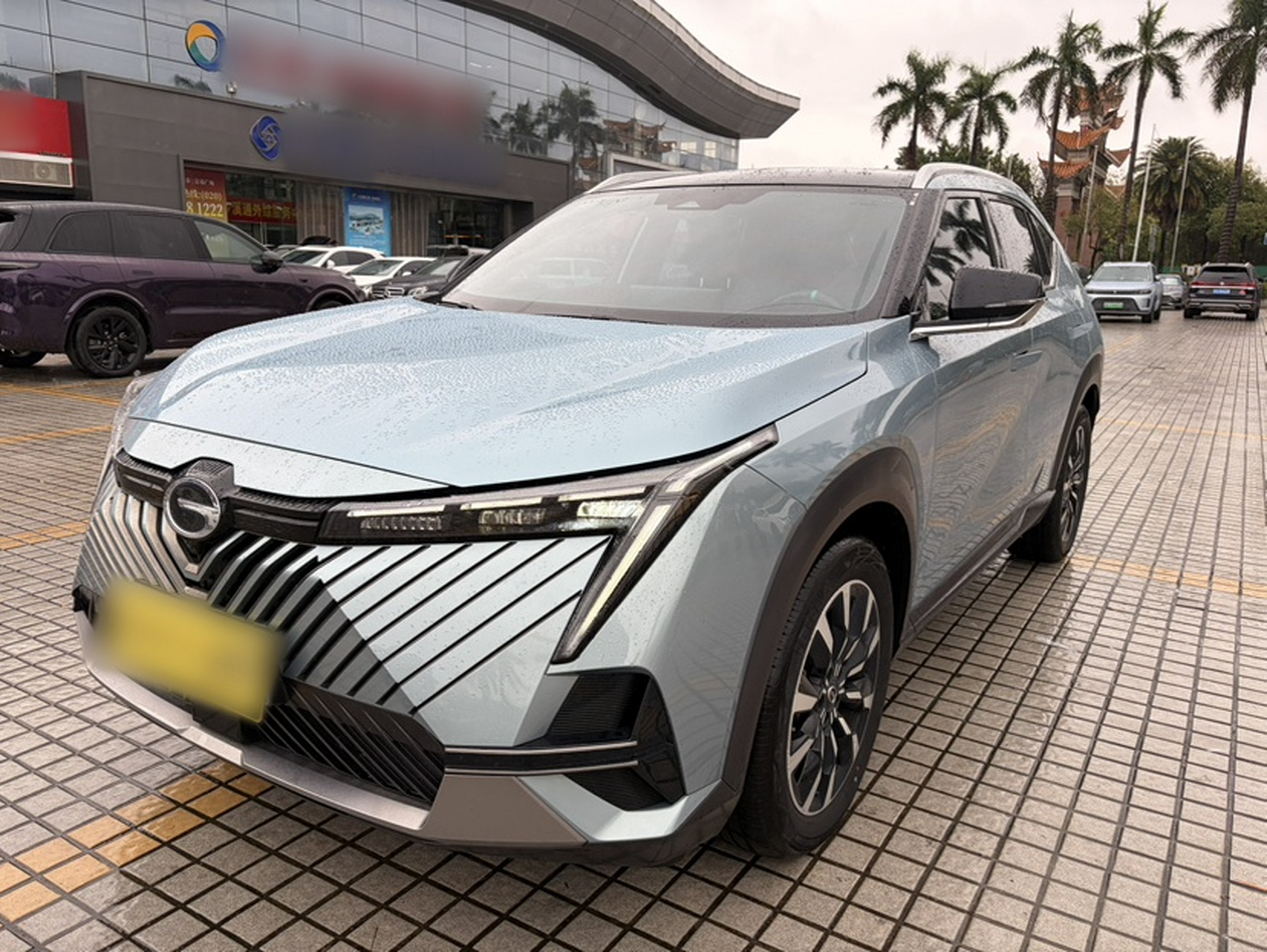 Под передней частью автомобиля