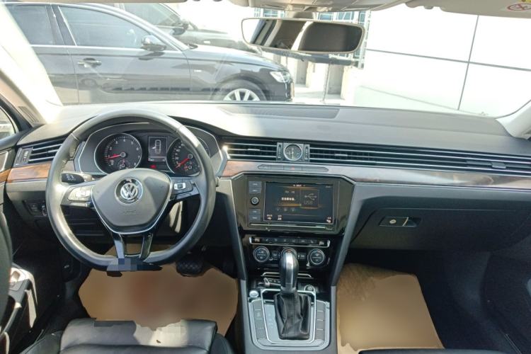 Used Volkswagen Magotan 2019 330TSI DSG Luxury Version China VI Standard Center Console