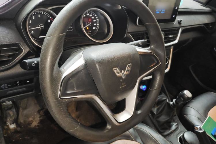 Used Wuling Hongguang S3 2019 Automatic Clutch Version 1.5L Manual Comfort Model China V Standard Steering Wheel
