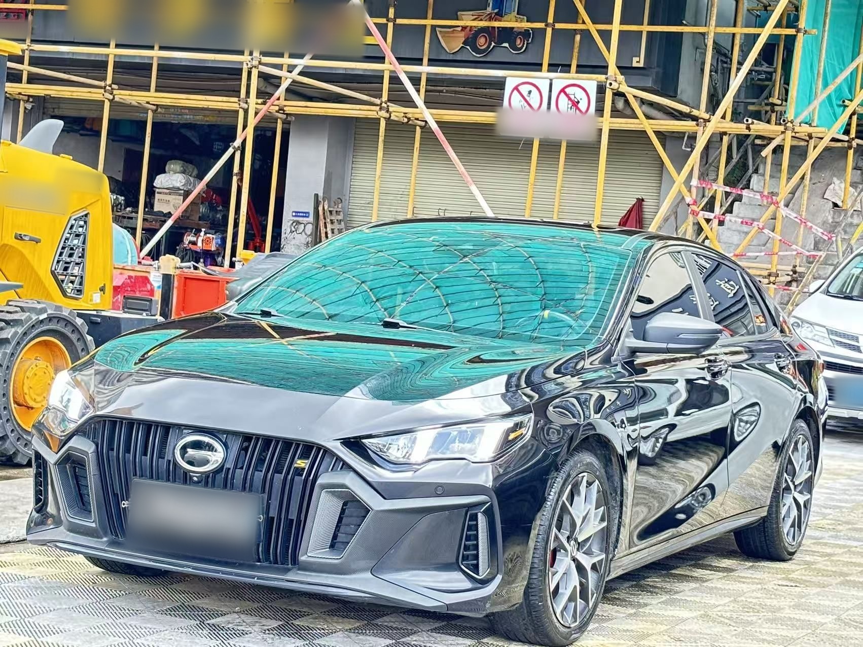 تحت مقدمة السيارة