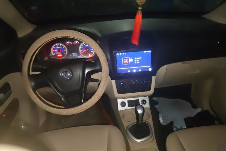 Used Dongfeng Fengon 2013 1.5L Manual Deluxe Model DK15 Center Console