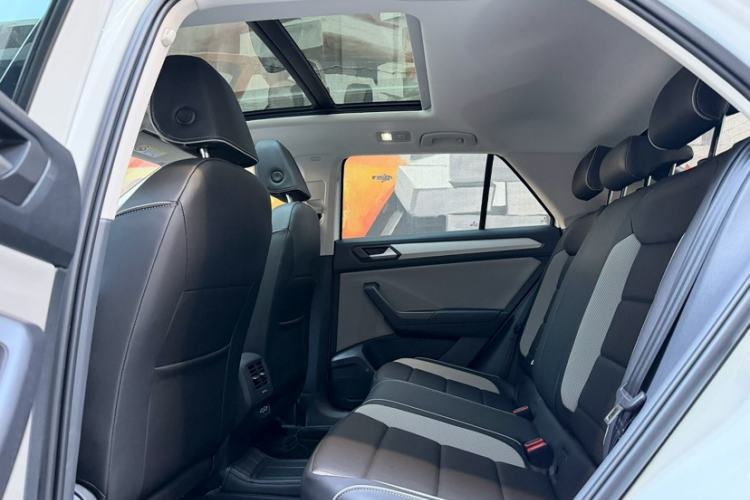 Used Volkswagen T-ROC 2024 300TSI DSG Two-Wheel-Drive Chen Guang Edition Interior 2