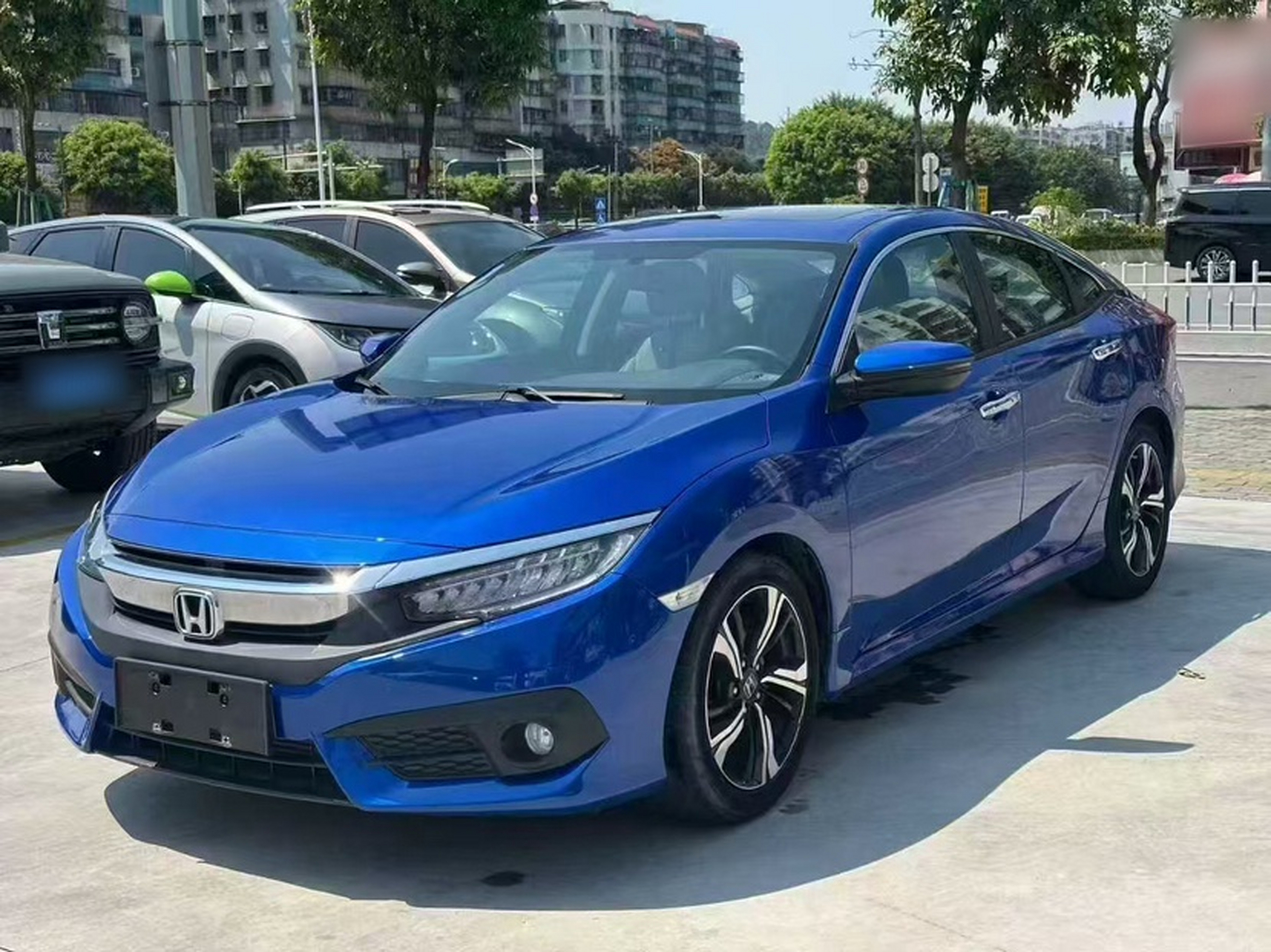 Под передней частью автомобиля