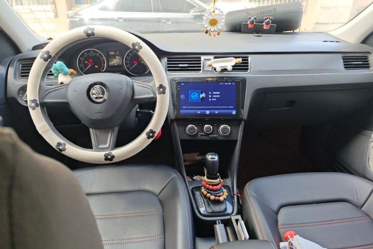 Used Skoda Rapid Spaceback 2016 Revised Version 1.6L Automatic Front-Drive Edition Center Console