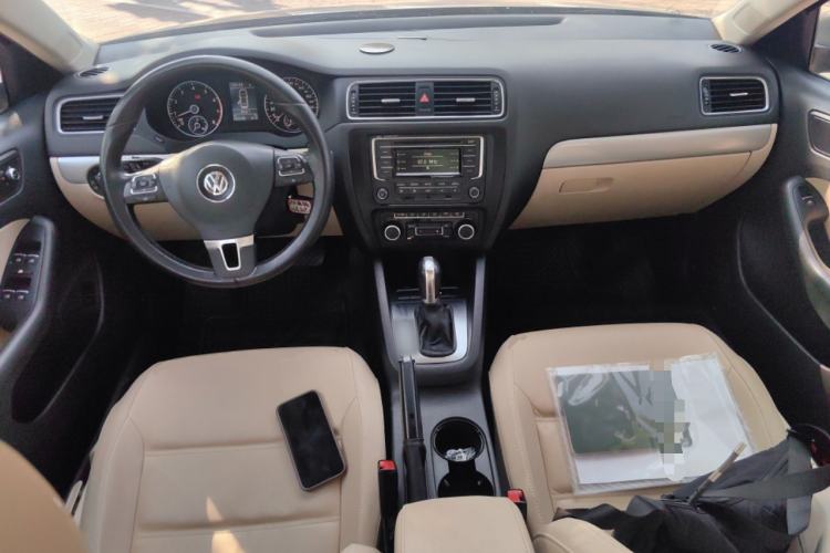 Used Volkswagen Sagitar 2014 1.4TSI Automatic Luxury Model Center Console