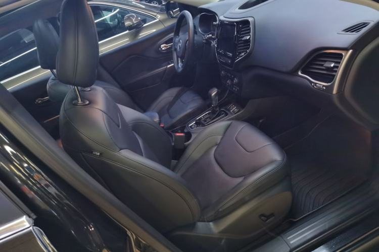 Used Jeep Cherokee 2019 2.0T Two-Wheel Drive Smart Enjoyment Version China VI