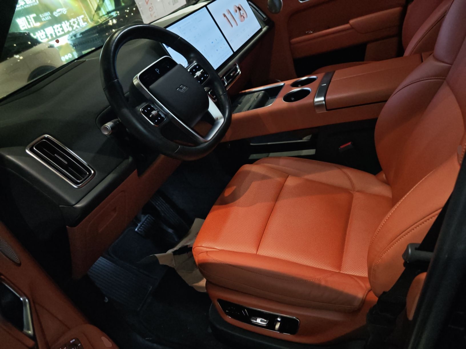 المقاعد الأمامية داخل السيارة