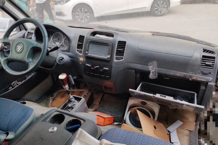 Used Foton Scenic 2014 2.5T Express Standard Long-Wheelbase High-Roof Version with 4J25TC Powertrain