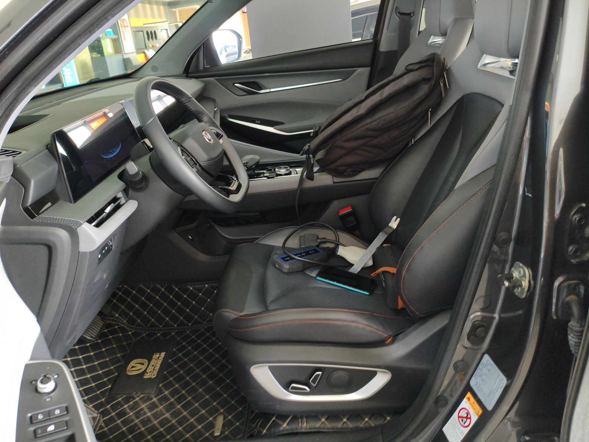 المقاعد الأمامية داخل السيارة