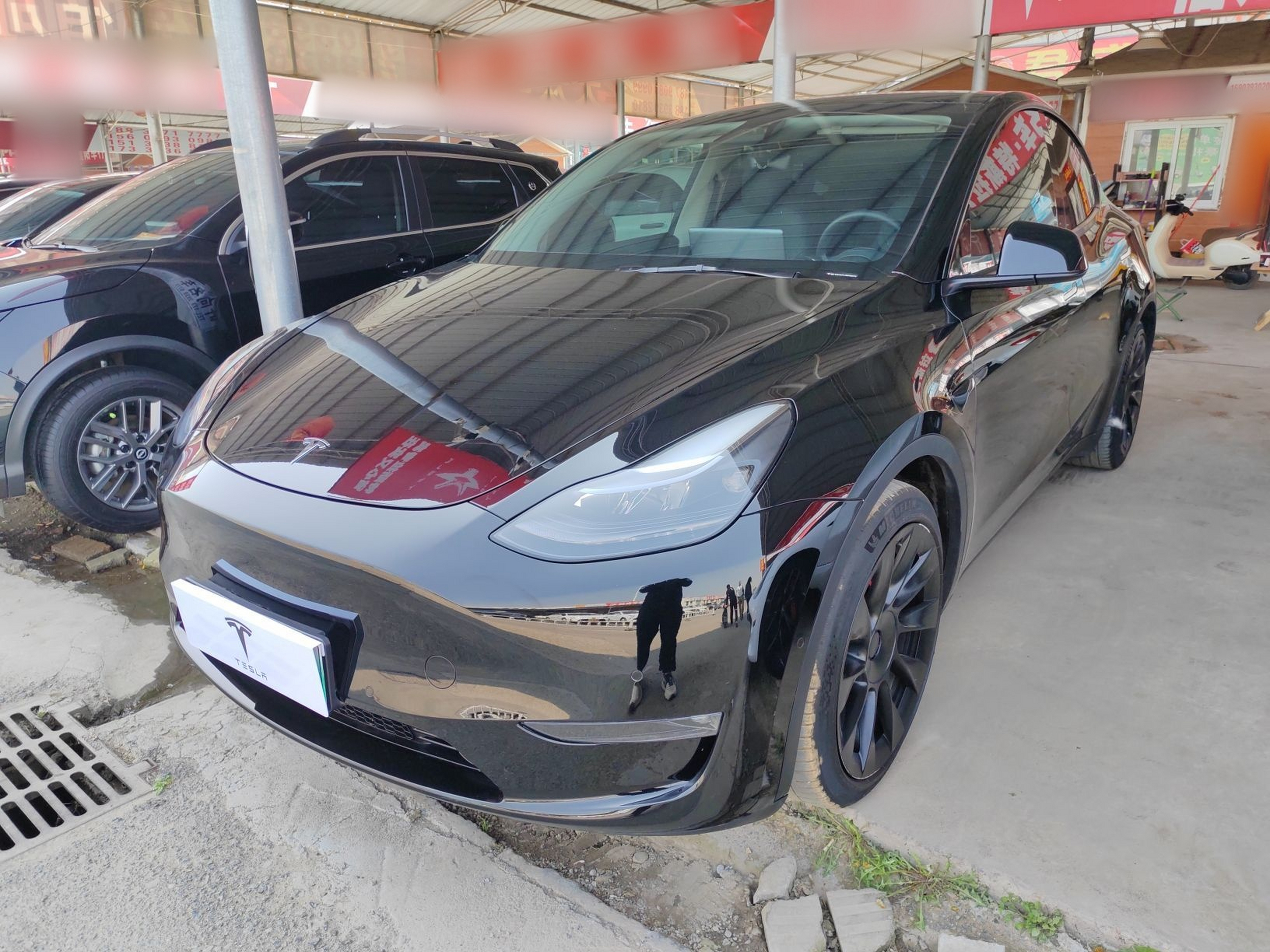 Под передней частью автомобиля