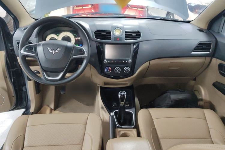 Used Wuling Hongguang 2014 1.5L S Luxury Model
