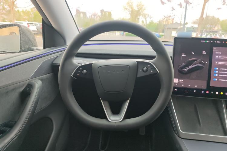 Used Tesla Model Y 2025 Long-Range All-Wheel Drive First Edition Steering Wheel