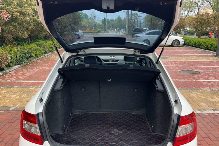 Used Skoda Octavia 2015 1.6L Automatic Yijie Edition Trunk