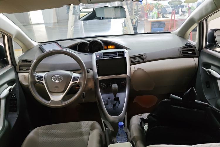 Used Toyota Verso 2014 Starlight 180E CVT Elite Edition Center Console