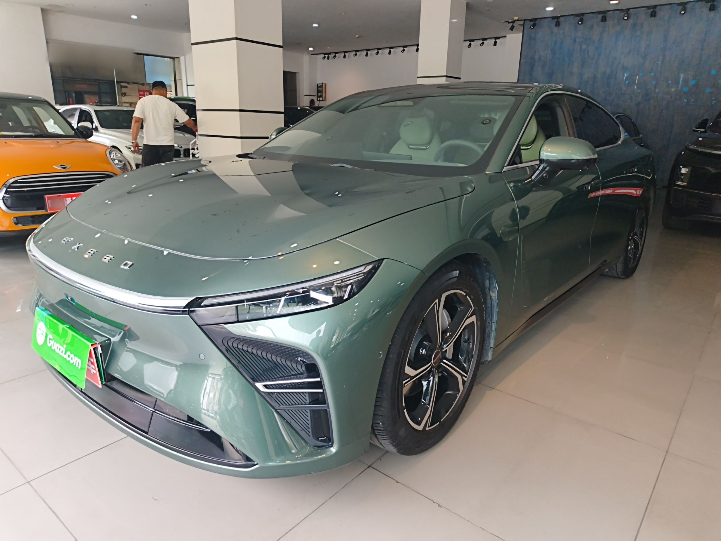 تحت مقدمة السيارة