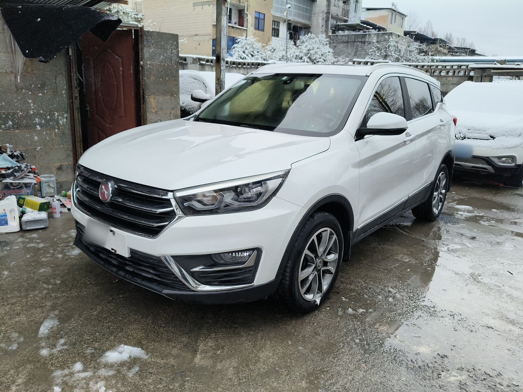 تحت مقدمة السيارة