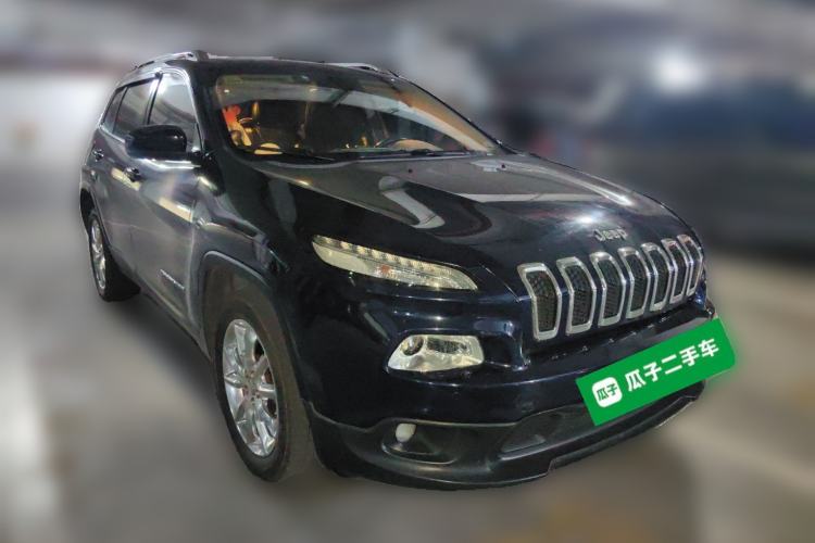 Used Jeep Cherokee 2014 2.4L Luxury Edition Front Right 45 Deg