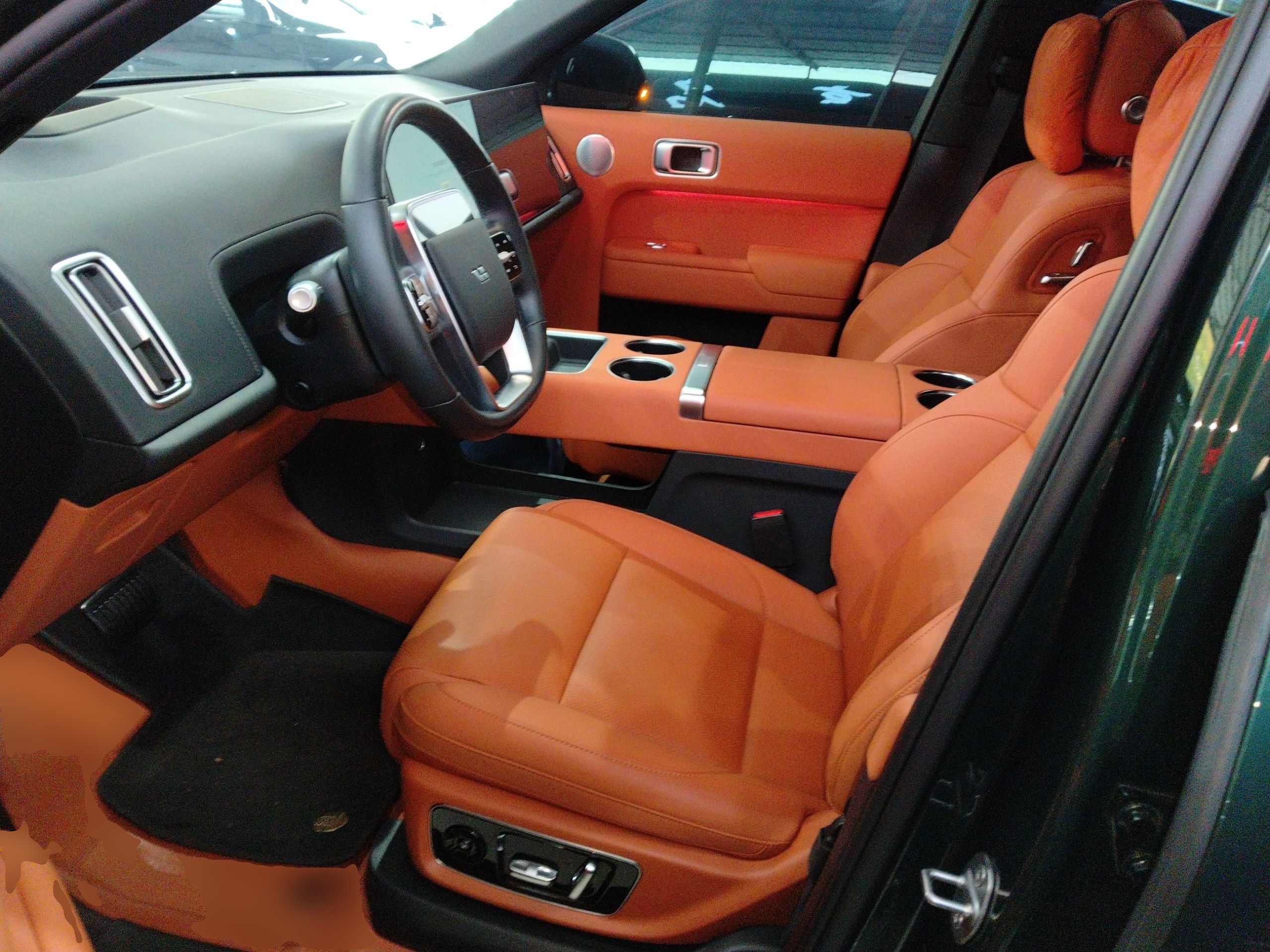 المقاعد الأمامية داخل السيارة