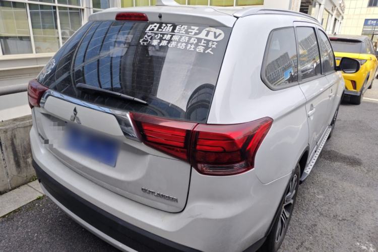 Used Mitsubishi Outlander 2018 2.0L Two-Wheel Drive Glory Edition 5 Seats Rear Right 45 Deg