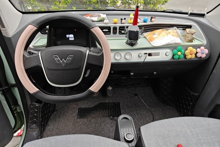 Used Wuling Hongguang MINIEV 2022 Macaron Fashion Model Lithium Iron Phosphate Center Console