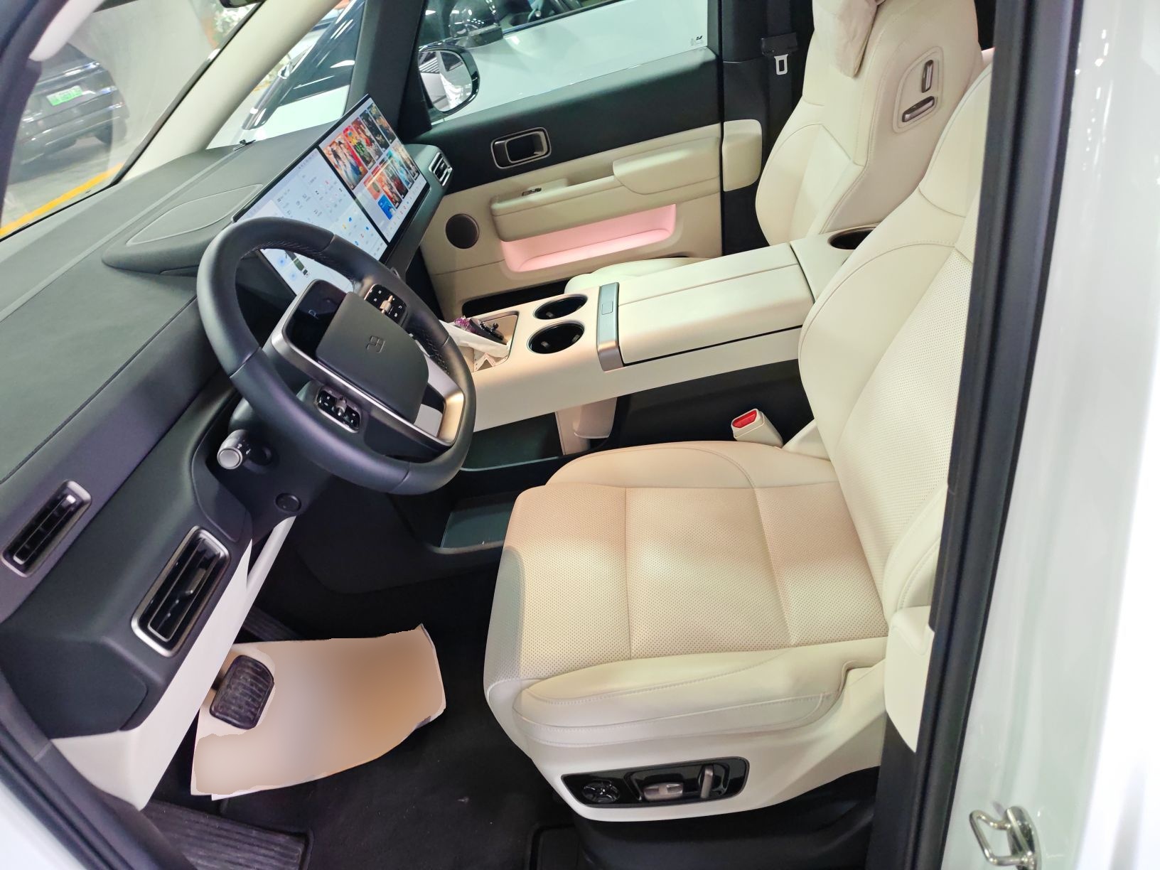 المقاعد الأمامية داخل السيارة