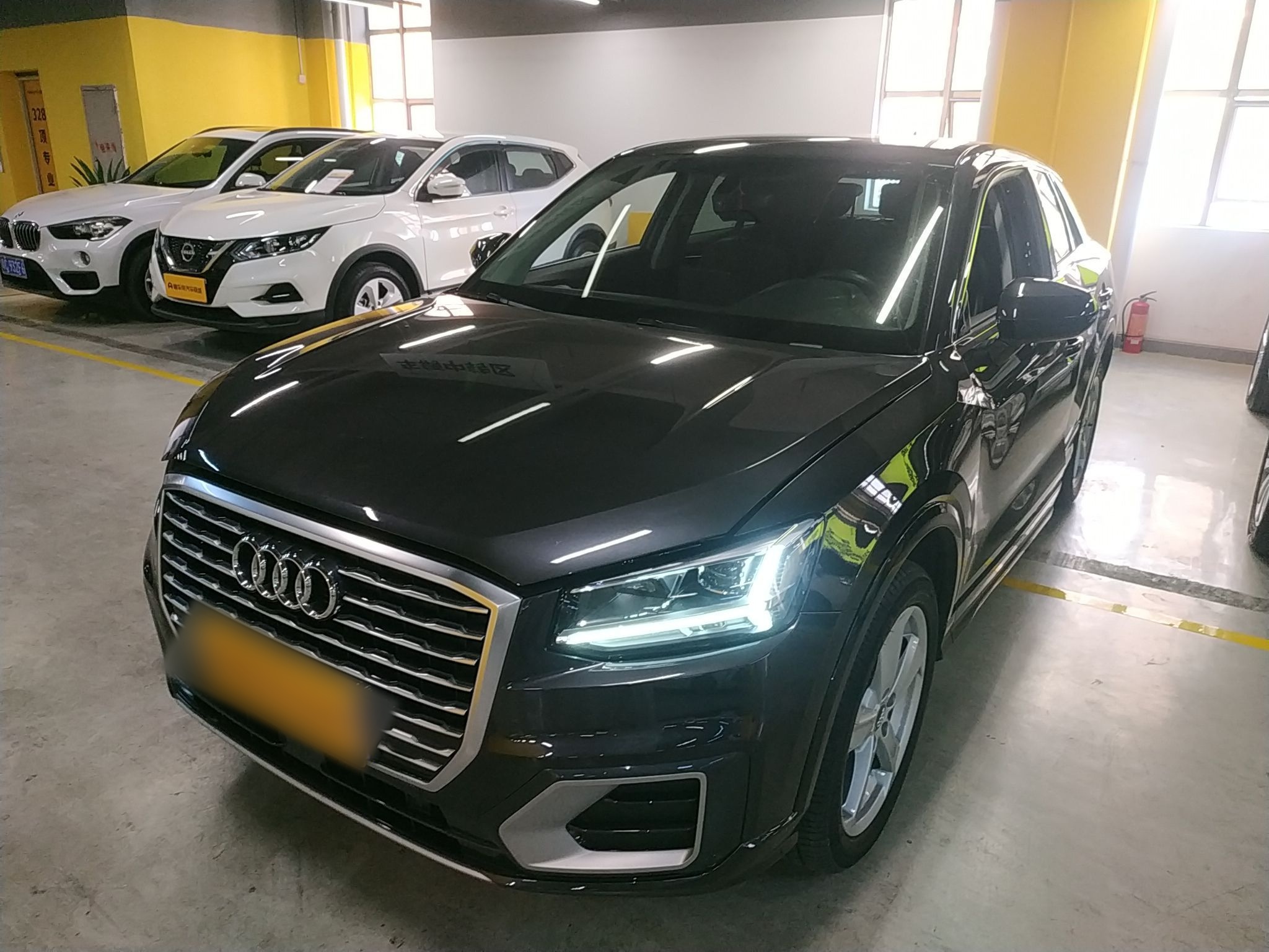 تحت مقدمة السيارة