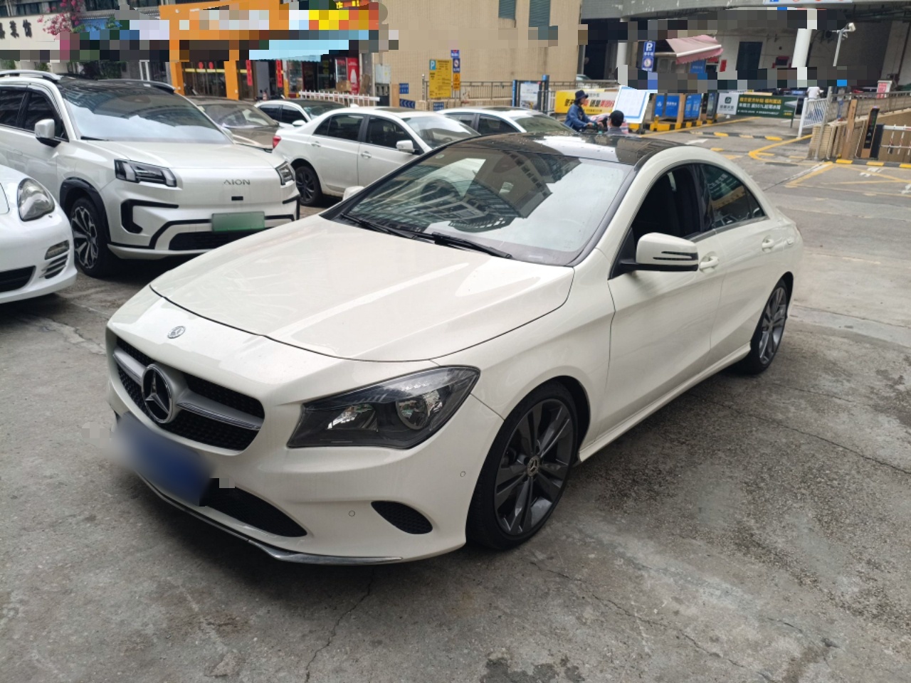 تحت مقدمة السيارة