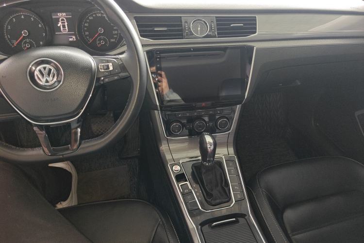 Used Volkswagen Passat 2017 330TSI DSG Luxury Edition Center Console