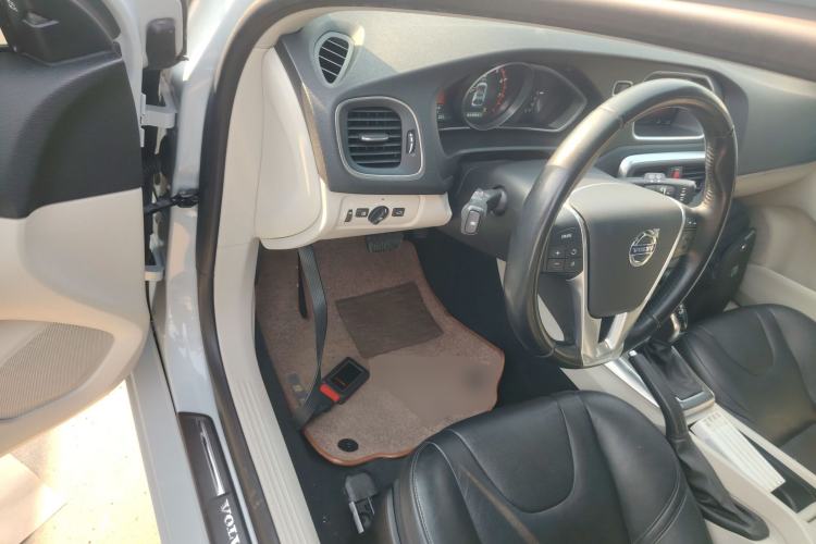 Used Volvo V40 2015 1.6T Zhiya Edition