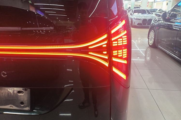 Used Geely Galaxy LEVC L380 2024 140-Degree 6-Seater All-Wheel-Drive Ultra