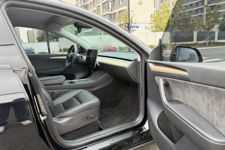 Used Tesla Model Y 2022 Long-Range All-Wheel-Drive Version Right Front Seat