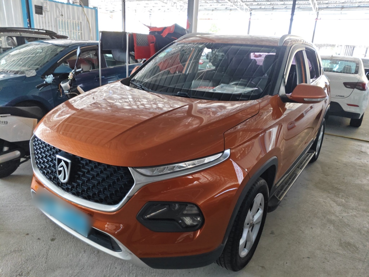 تحت مقدمة السيارة