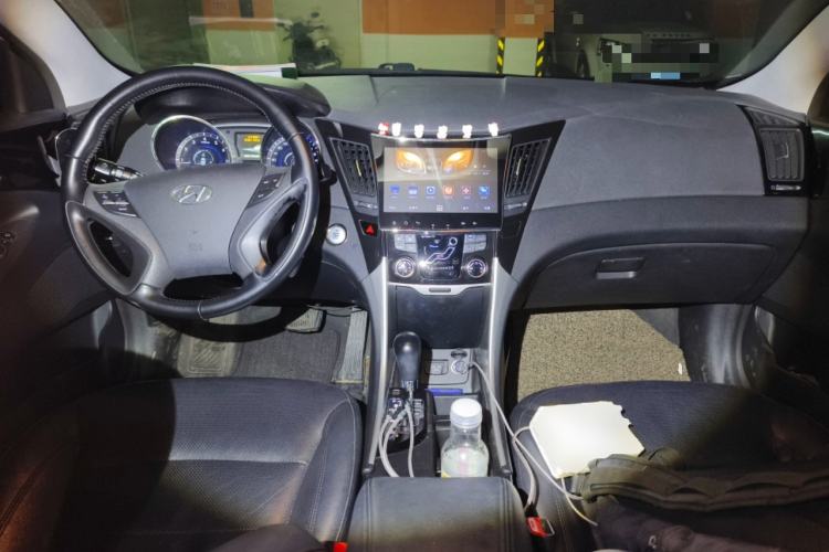 Used Hyundai Sonata 2015 Classic 2.0L Automatic Luxury Edition Center Console