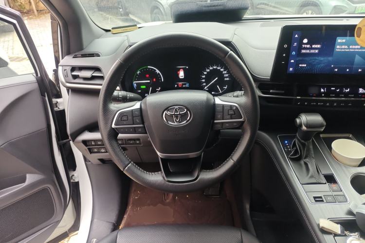 Used Toyota Sienna 2023 2.5L Hybrid Deluxe Edition