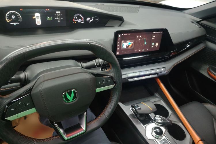 Used CHANGAN UNI-V iDD 2023 ZhiDian iDD 1.5T 113km Smart & Fun Version Center Console