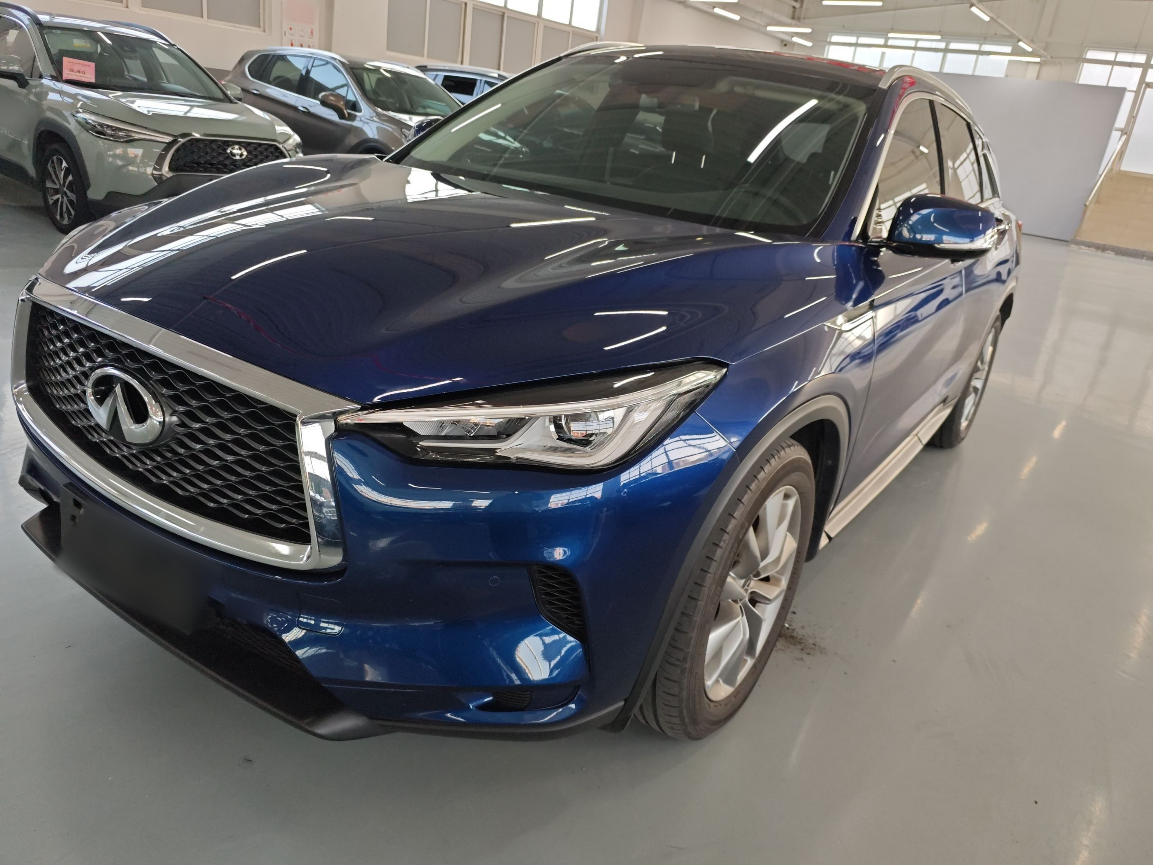 تحت مقدمة السيارة