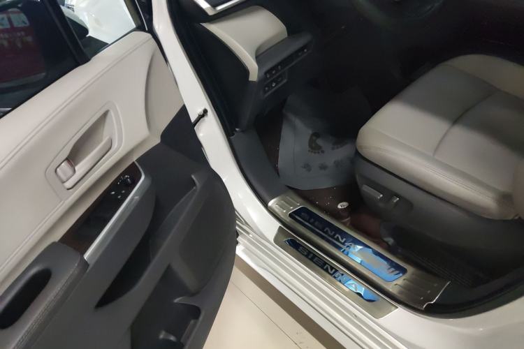 Used Toyota Sienna 2023 2.5L Hybrid Comfort Edition
