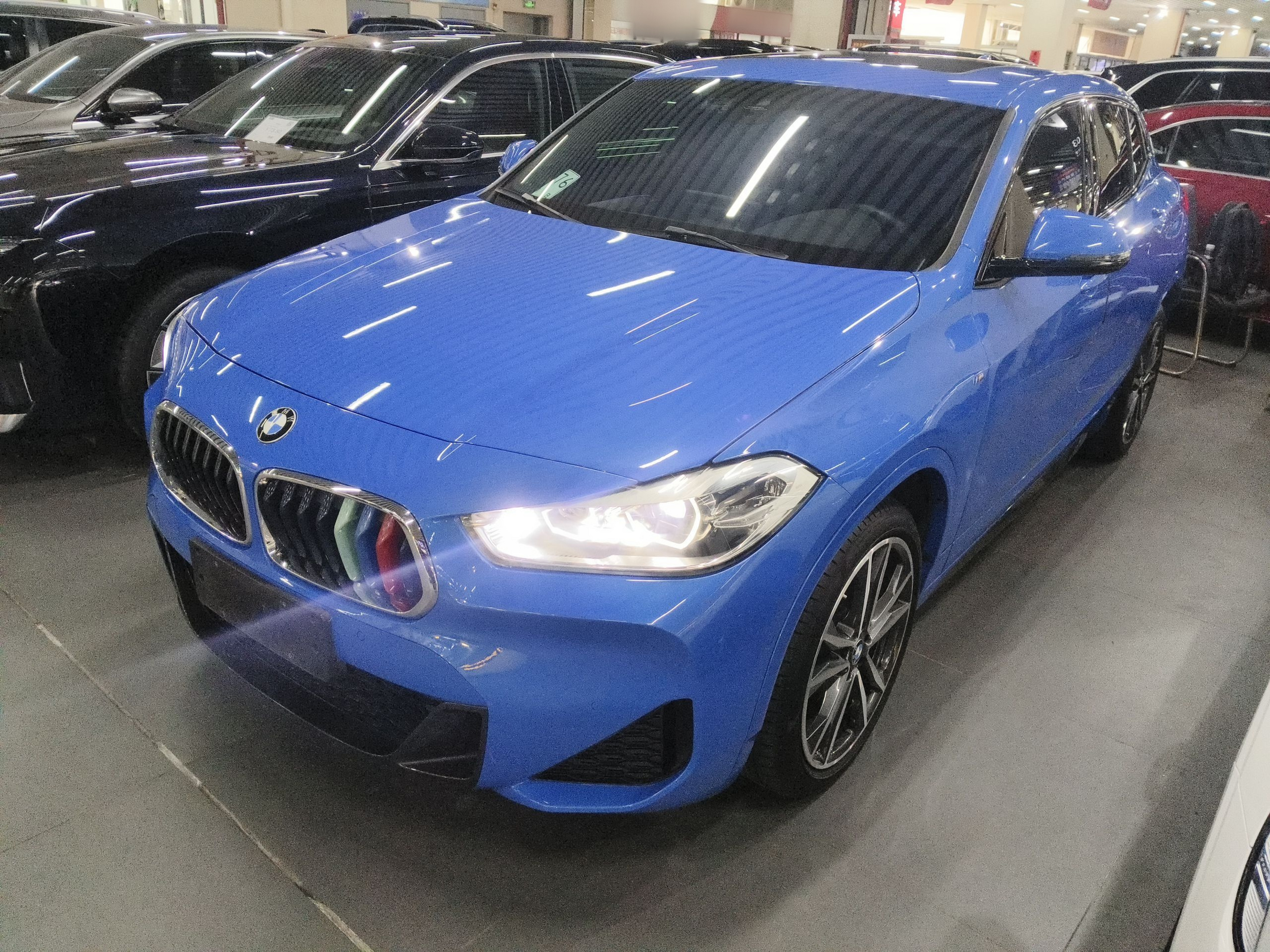 Под передней частью автомобиля