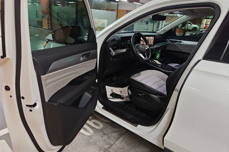 Used Volkswagen Tavendor 2023 330TSI Luxury Touring Edition