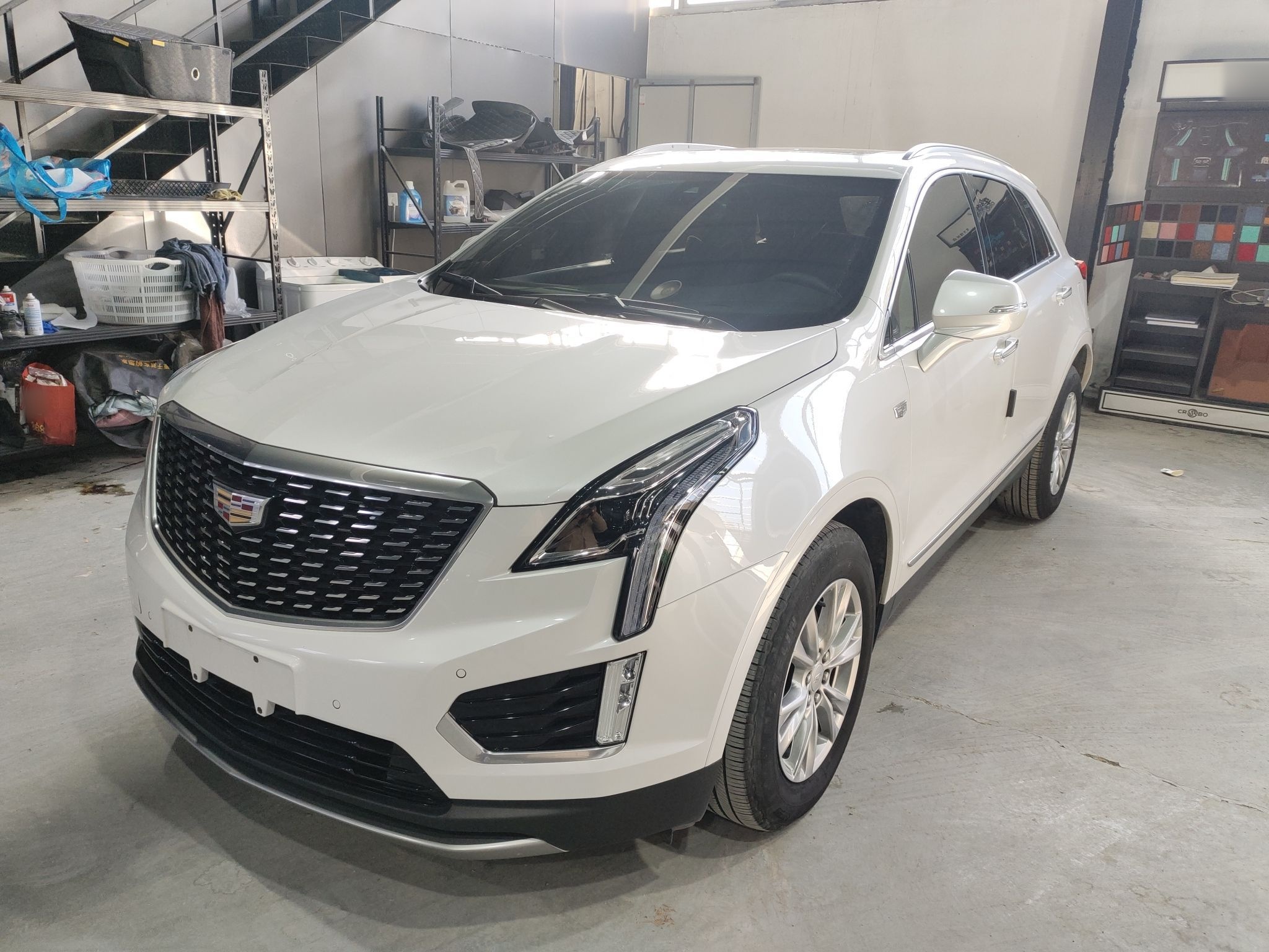 Под передней частью автомобиля