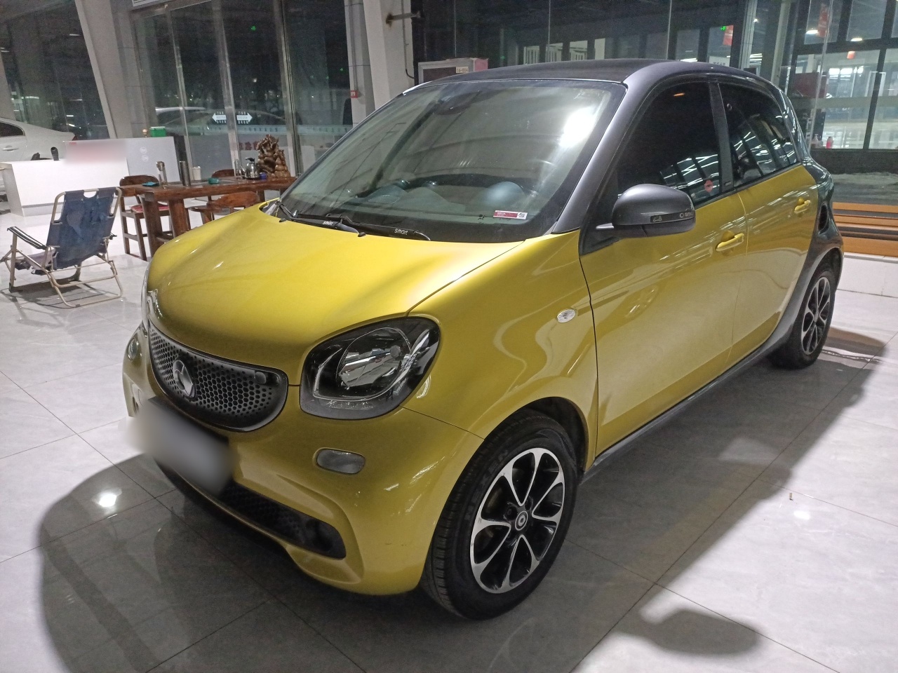 تحت مقدمة السيارة