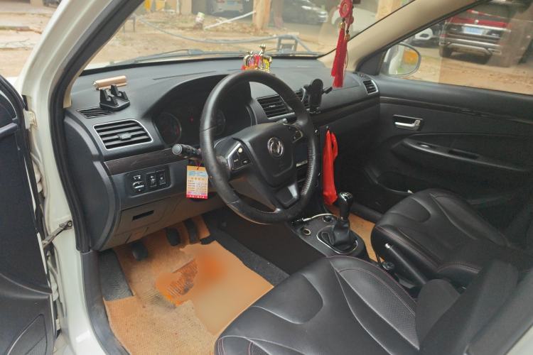 Used Dongfeng Fengon 370 2016 1.5L Manual Luxury 7-Seater Center Console