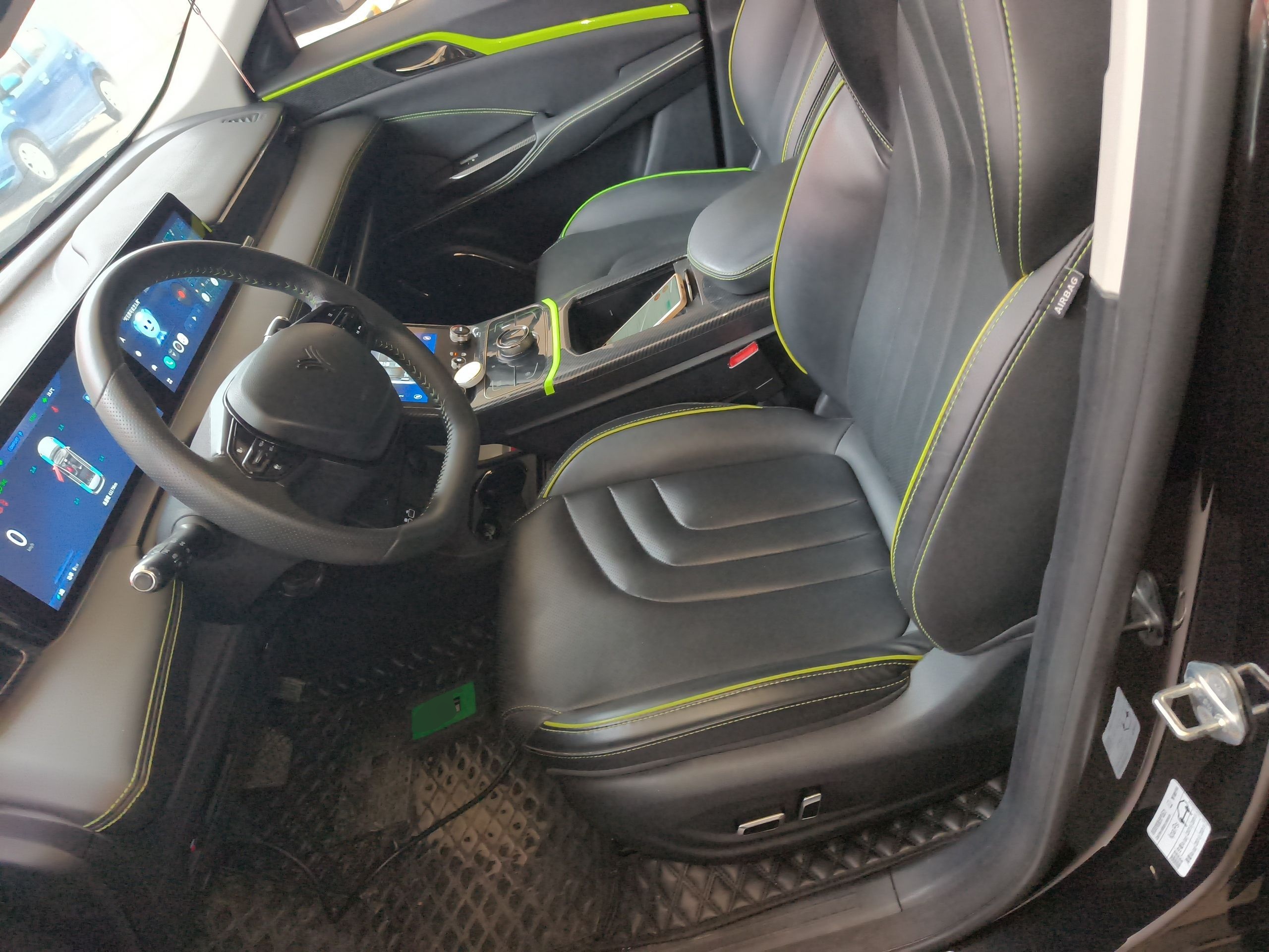 المقاعد الأمامية داخل السيارة