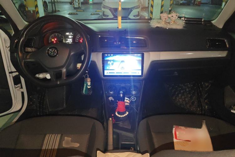 Used Volkswagen Gran Lavida 2017 1.6L Automatic Fashion Edition Center Console