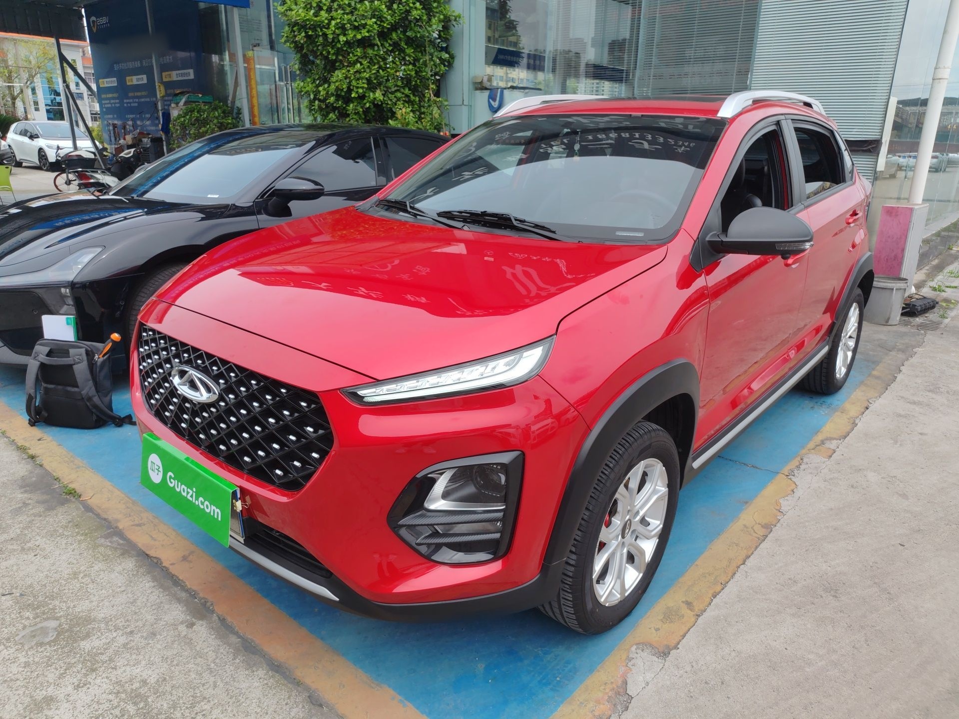 Под передней частью автомобиля